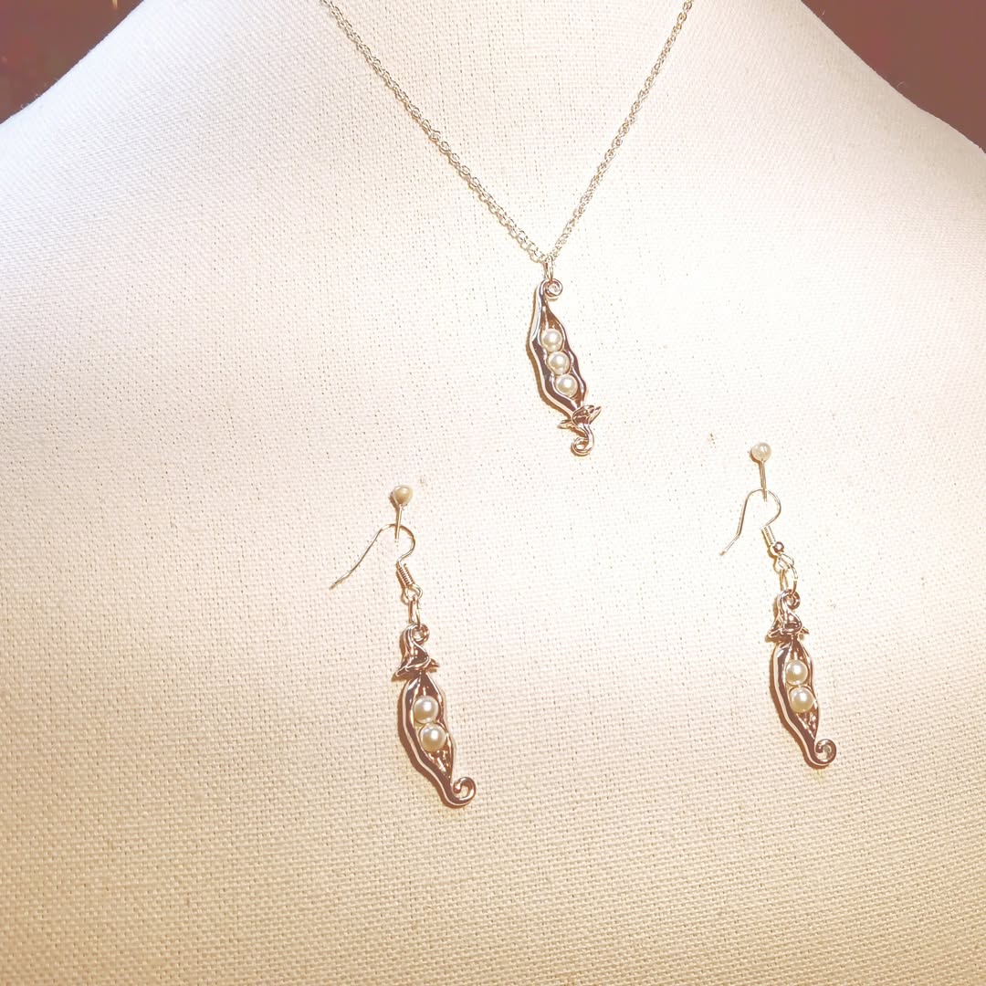 8209 Pea Pods Necklace Earring Set